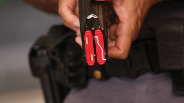 Novas armas não letais têm potência de 50 mil volts e intensidade de 1,2 mA (Foto: Governo SP).