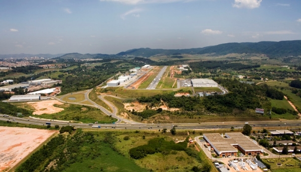 Aeroporto Estadual Comandante Rolim Adolfo Amaro, em Jundiaí recebeu mais de 81 mil aeronaves em 2015. É o de maior movimento, dos cinco que estão no edital de concessão (Foto: Fernando Stankuns/flickr).