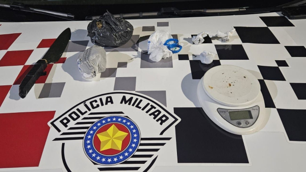 Droga e outros materiais apreendidos (Cedida/PM).