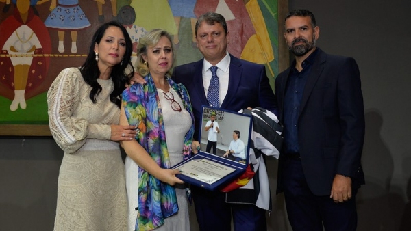 Cristiane de Freitas, Vilma Josefa Guelsi de Alcântara, governador TarcÃsio e Wilson Valério de Alcântara (Foto: GovSP).