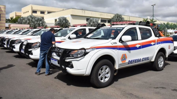 Adamantina recebeu uma picape para a Defesa Civil (Foto: Dayse Maria/Governo do Estado do SP).