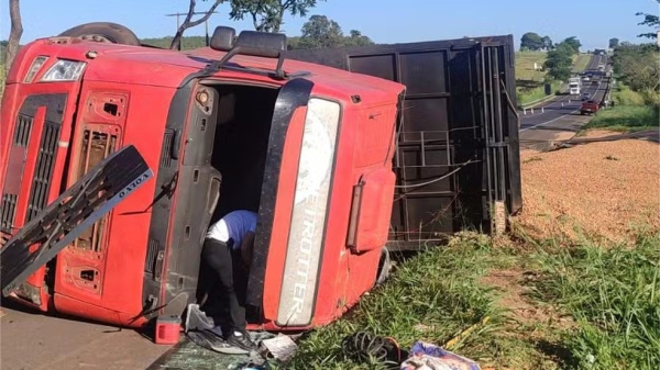 Carreta com carga de amendoim tombou no acidente (Cedida/PM Rodoviaria).