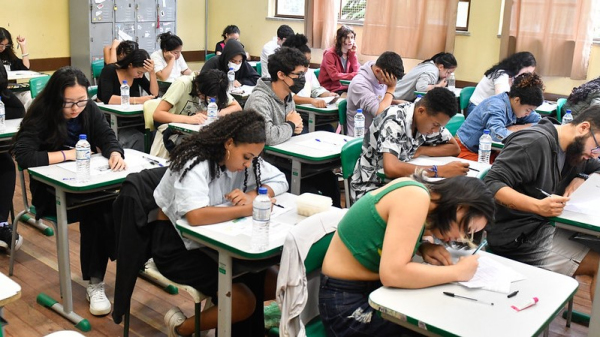 Governo federal criou o programa para estudantes de baixa renda que est?o no ensino m?dio, para incentivar a perman?ncia e conclus?o dos estudos (Imagem ilustrativa/Argel do Valle/SeducSP).