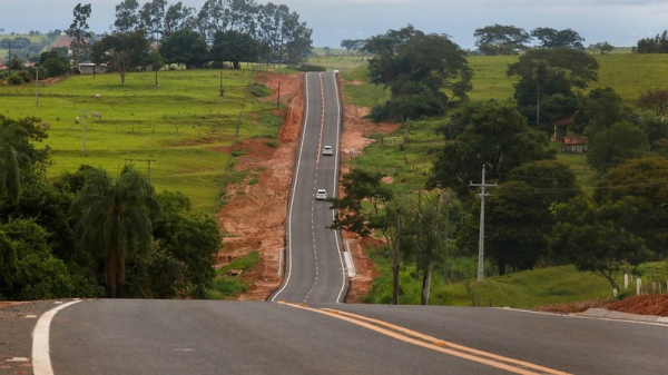 Trecho de 17 km pavimentado entre Pracinha e Martin?polis (Celio Messias/GovSP).
