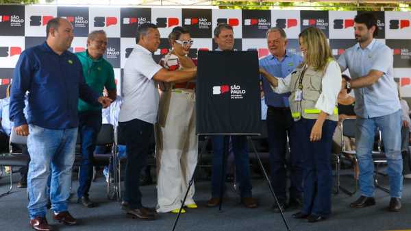 Prefeito de Mari?polis, Ricardo Watanabe, governador Tarc?sio e a prefeitura de Caiabu, Suelen Mative (Celio Messias/GovSP).