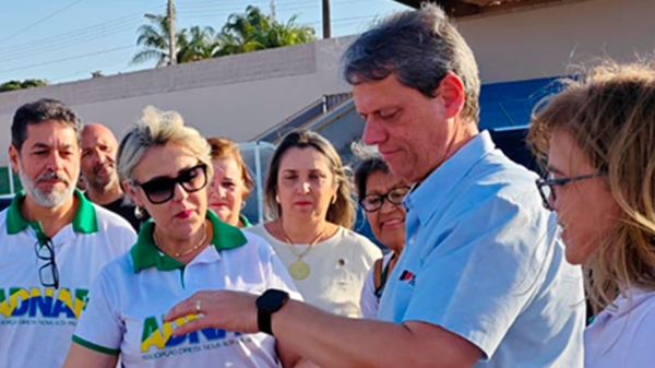 Vilma Guelsi, presidente da ADNAP, e o governador Tarcisio em recente agenda na Alta Paulista (Reproducao/ADNAP).