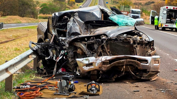 Caminhonete ficou destruida (Foto: NOVATV).