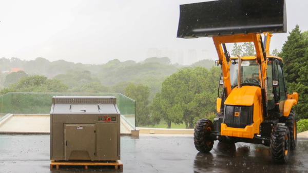 Composteira e retroescavadeira recebidas por Adamantina (Foto: Marcelo S. Camargo/GovSP).