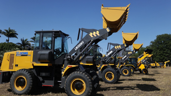 Adamantina recebeu uma nova pa carregadeira via governo estadual (Joao Valerio / Governo de SP).