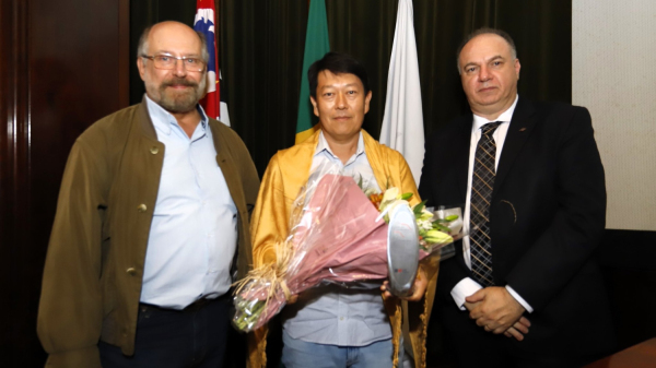 Ao centro o homenageado Fernando Takayuki Nakayama recebe a premia??o (Divulgacao/Agricultura-SP).
