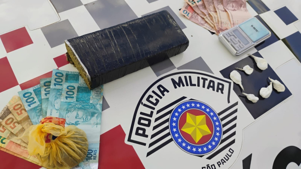 Drogas, balan?a e dinheiro apreendidos (Cedida/PM).