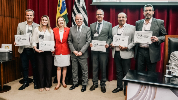 Prefeito Tiveron na solenidade de reconhecimento do TCESP (Da Assessoria do TCESP).