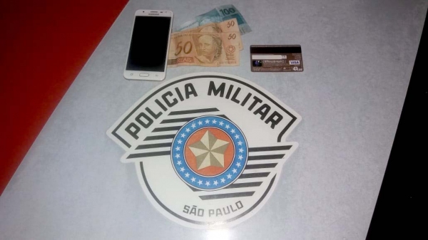 Dinheiro e cartão foram recuperados. PM chegou aos assaltantes ao abordá-los ocasionalmente, e resgatou idosa, que ainda estava amarrada em sua própria casa (Foto: Cedida/PM).