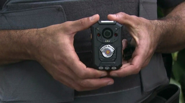 Recurso adicional com câmeras traz mais segurança à produção de provas, para policiais e para a comunidade, no atendimento a ocorrências (Reprodução/Globo News).