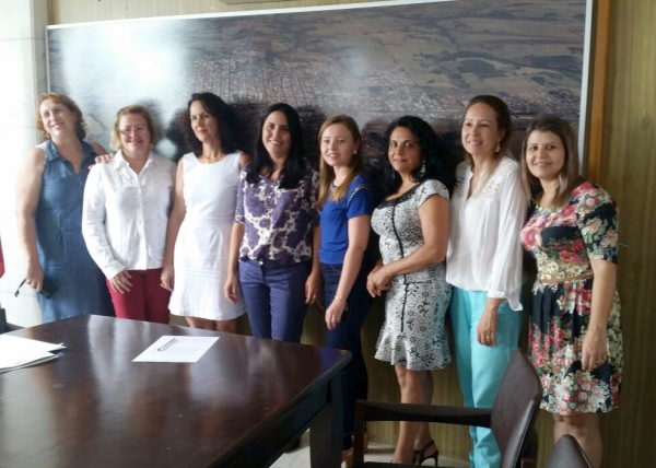 Briana Veiga (esquerda), com as conselheiras tutelares e representantes do Conselho Municipal dos Direitos da Criança e do Adolescente (Foto: Cedida).