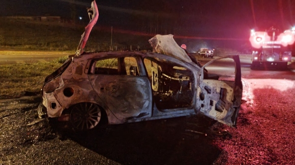 Veículo ficou destruído após bater em viatura da Polícia Civil e incendiar-se (Foto: Portal de notícias Guia Online Parapuã).
