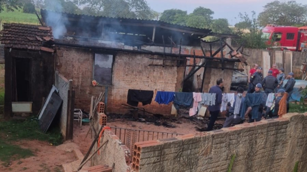 Casa atingida pelas chamas onde o corpo foi encontrado (Imagem: Site Jorge Zanoni).
