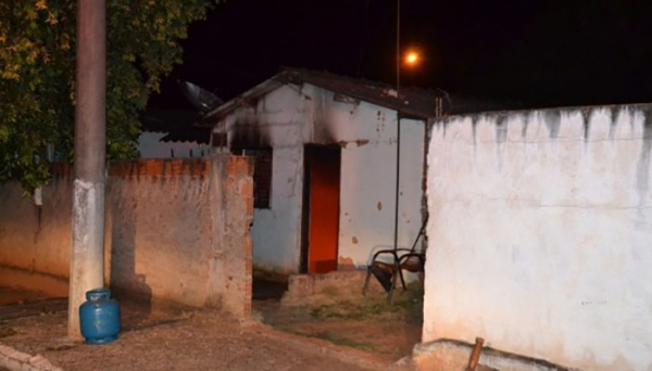 Incêndio destruiu parte dos móveis de um dos quartos da casa (Foto: Rádio Metrópole FM / Portal Metrópole / Cristiano Nascimento).