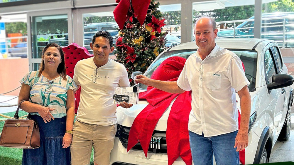 O ganhador com a esposa e o gerente comercial da Cocipa, Marcio Cavalaro (Reproducao/Cocipa).