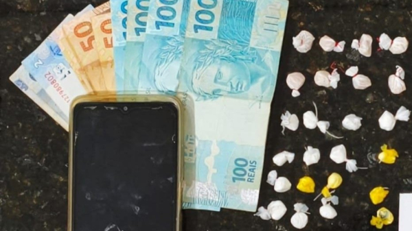 Droga, celular e dinheiro apreendidos em Pracinha (Cedida/PM).