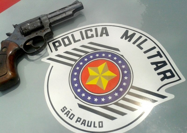 Desempregado tinha arma com numeração raspada, sem porte, e foi preso em flagrante pela Polícia Militar de Adamantina (Foto: Polícia Militar/Cedida).