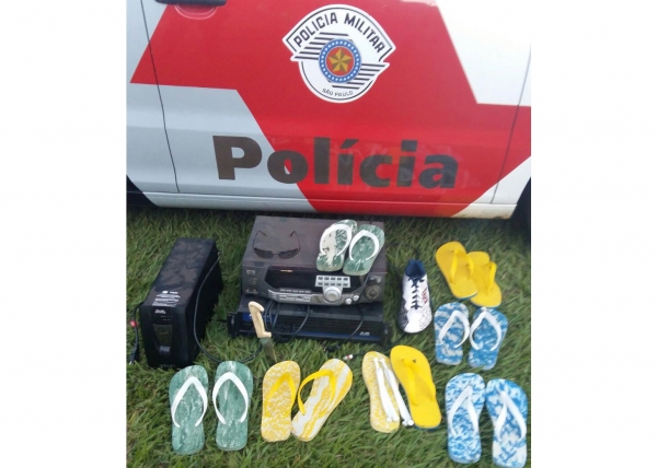 Materiais já estavam separados, para serem levados pelos assaltantes, quando foram surpreendidos em flagrante pela Polícia Militar (Foto: Cedida/Polícia Militar).