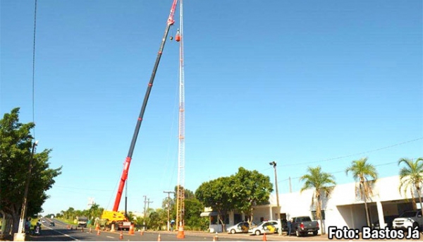Torre tem 155 metros de altura e foi necessário instalar guindaste para avaliar estrutura (Fotos: Site Bastos Já).
