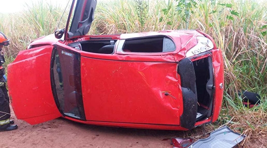 Carro teve danos de grande monta, após derrapar e cair de ribanceira (Reprodução).