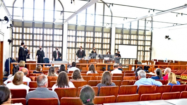 Sessão de julgamento pelo Tribunal do Júri da Comarca de Adamantina, nesta quarta-feira, 25, no Fórum local (Foto: Everton Santos/Jornal Diário do Oeste).