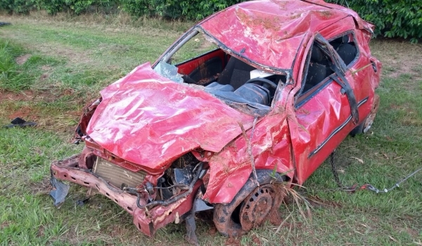 Carro ficou destruído após capotar, fazendo três vítimas que foram socorridas em estado grave. Uma delas morreu (Foto: John Lenon Cora).