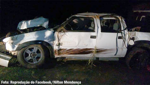 Dois jovens morrem e quatro ficam feridos em capotamento