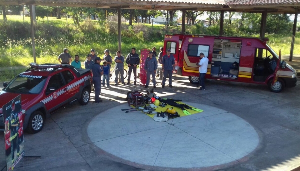 Bombeiros realizam exposição de equipamentos e orientam população na feira-livre (Foto: Cedida).