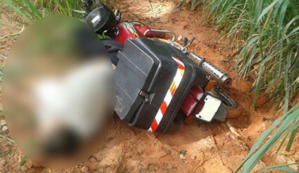 Homem morre quando conduzia moto por estrada rural, em Parapuã (Foto: Bastos Já).