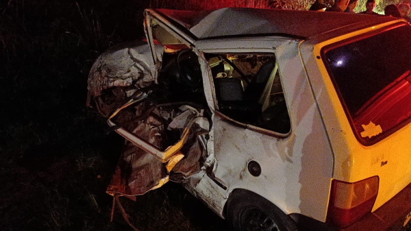 Fiat Uno envolvido no acidente (Reproducao/Panorama Noticia).