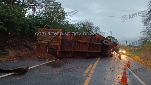 Carreta tombou e interditou as duas faixas da pista (Imagem: CCM/Artesp).