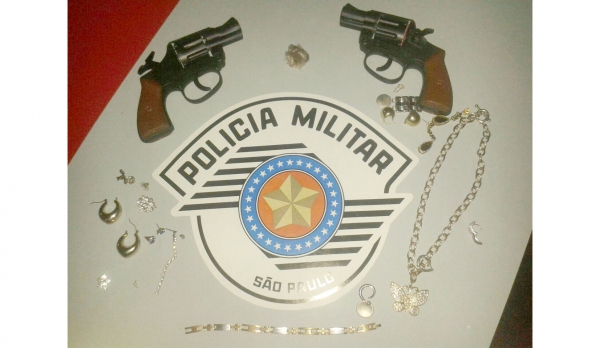 Jóias foram recuperadas e polícia encontrou também dois simulacros de arma de foto (Foto: Cedida).