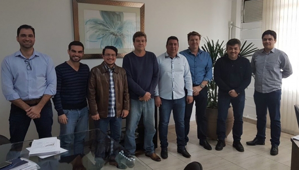 Participaram da reunião que definiu a preparação do edital de licitação do projeto o procurador-chefe da Procuradoria Jurídica José Gustavo Lazaretti, o diretor da Divisão Administrativa Fabrício Lopes, o reitor da UniFAI Prof. Dr. Paulo Sérgio da Silva, o diretor de Divisão Financeira Ricardo Sampaio, o administrador de conservação e manutenção Claudinei Pelae Jorge, o engenheiro elétrico Marcelo Valente, o Prof. Esp. Roberto Ito e o coordenador do curso de Engenharia Civil Prof. Dr. Bruno do Vale Silva (foto de Arquivo UniFAI).