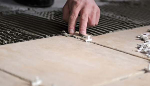 Curso ensina técnicas para assentamento de pisos e azulejos e prepara novos profissionais para o mercado de trabalho (Ilustração).