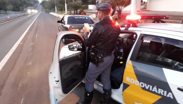 Flagrante de porte de documento falso foi feito pela equipe da PM Rodoviária de Adamantina (Foto: Cedida/PM Rodoviária).