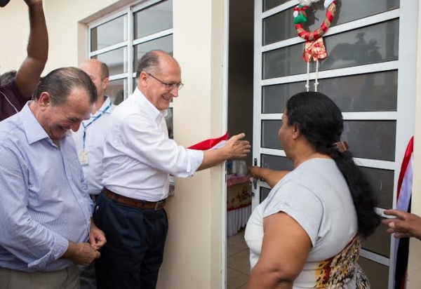 Alckmin visita uma das casas entregues ontem em Iacri (Foto: A2 Fotografia / Diogo Moreira).