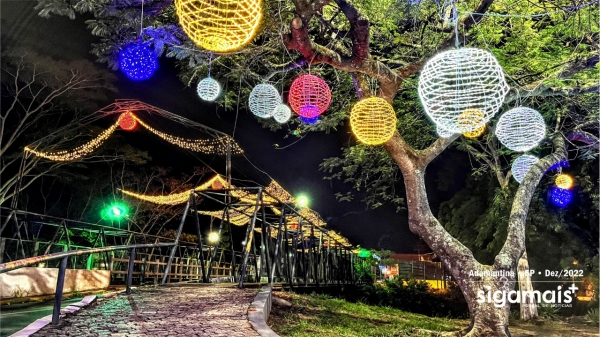 Decoração de Natal realizada ano passado em Adamantina. (Arquivo/2022/Siga Mais).