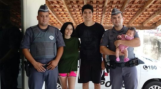 Policias militares de Mariápolis, Cb PM Dallaqua e Sd Henrique prestaram socorro à recém nascida que estava engasgada (Foto: Cedida/PM).