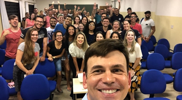 Selfie do CEO da Coimma, Paulo Dancieri, após aula magna, na Fatec (Foto: Cedida).