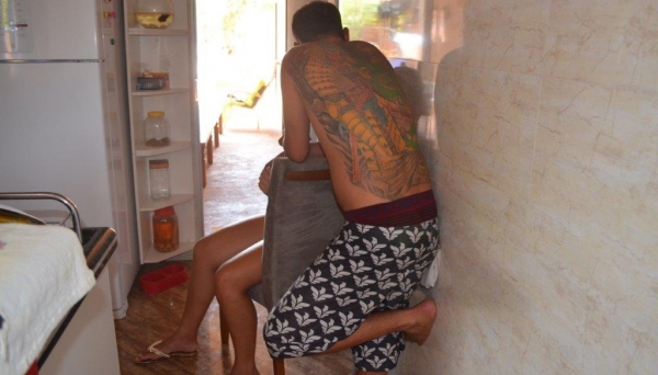 Mãe e filho foram presos, e foram apreendidos, ainda, drogas, arma e dinheiro (Foto: Reprodução/Tupã NotÃcias).