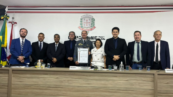 Sessão solene na Câmara Municipal marca entrega do título de cidadão adamantinense ao tenente-coronel Júlio Marcelo Romagnoli (Cedida/25BPM-I).
