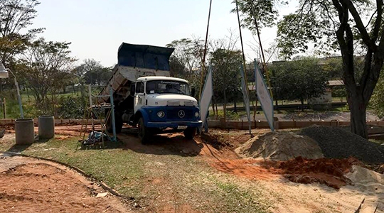 Obras em andamento, com atraso conforme pactuado no TAC, no Parquinho do Foguete (Foto: Cedida/Francisco Carlos Toffoli).