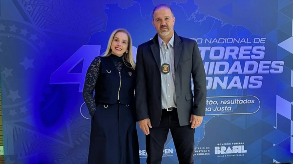 Chefe do Complexo Penal de Tupi Paulista, Adriana Alkmin Pereira Domingues, e da Penitenciaria de Osvaldo Cruz, Roberto Cristiano Turri, no evento da Senappen (Cedida/SAP).