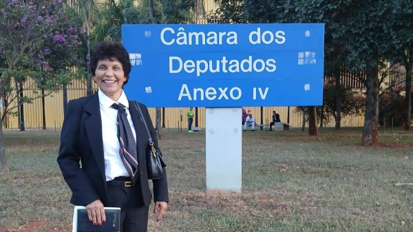 Toninha no acesso ao evento, na Camara dos Deputados  (Reproducao/Redes Sociais).