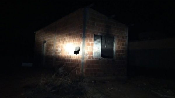 Casa atingida pelo incêndio, em Parapuã  (Foto: Rádio Metrópole / Portal Metrópole / Cristiano Nascimento).
