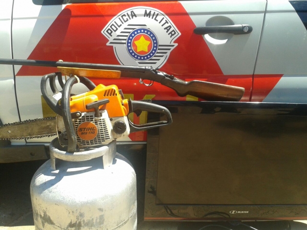 PolÃcia Militar encontra armas e objetos furtados com proprietário de bar (Foto: PolÃcia Militar/Cedida).